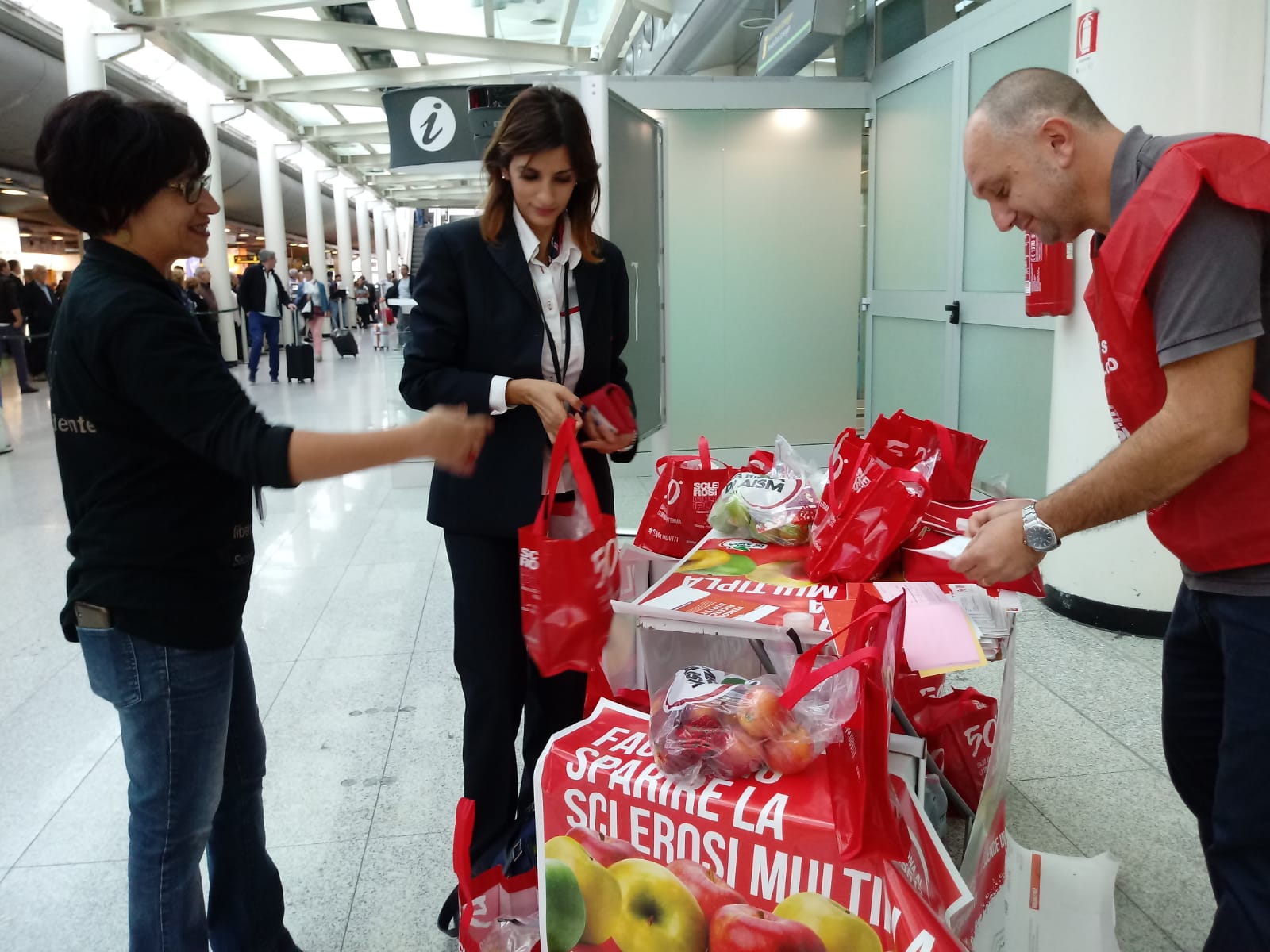 Una mela per l'AISM anche nell'Aeroporto di Catania